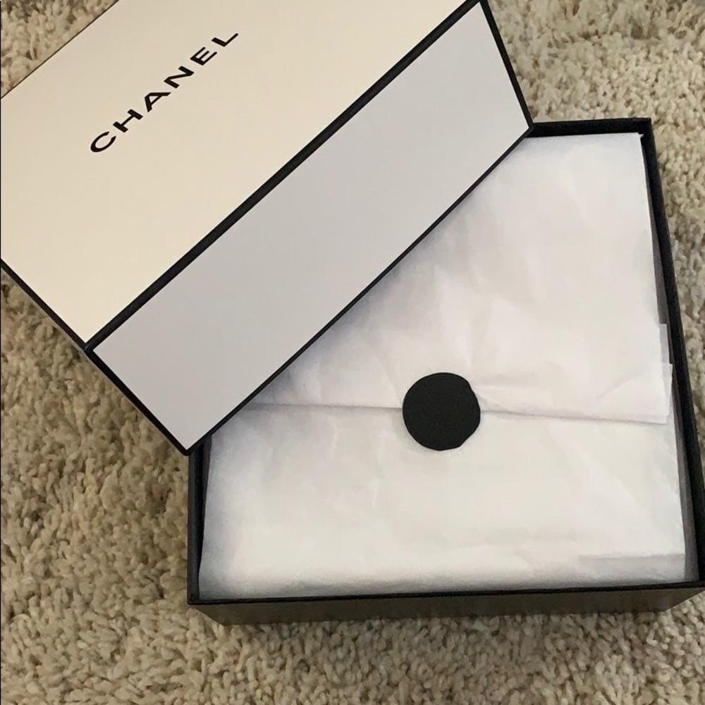 Authentic Chanel box - Picture 2 of 5